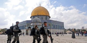 “توتر مستمر في القدس: قوات الاحتلال تنتشر والمستوطنون يقتحمون المسجد الأقصى”